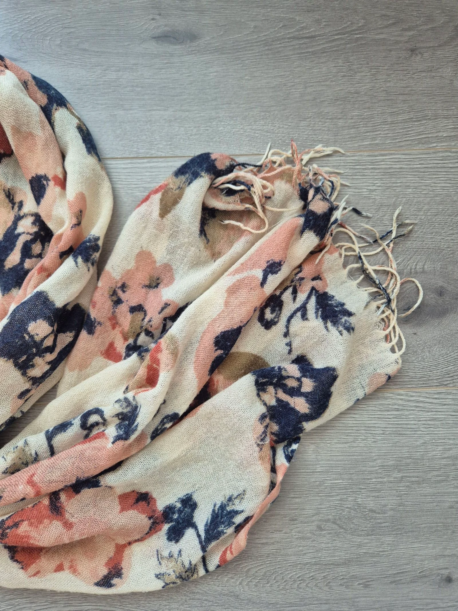 Zachte Bloemen Sjaal / Omslagdoek met Kwastjes (Perzik, Blauw, Beige) – photo 3